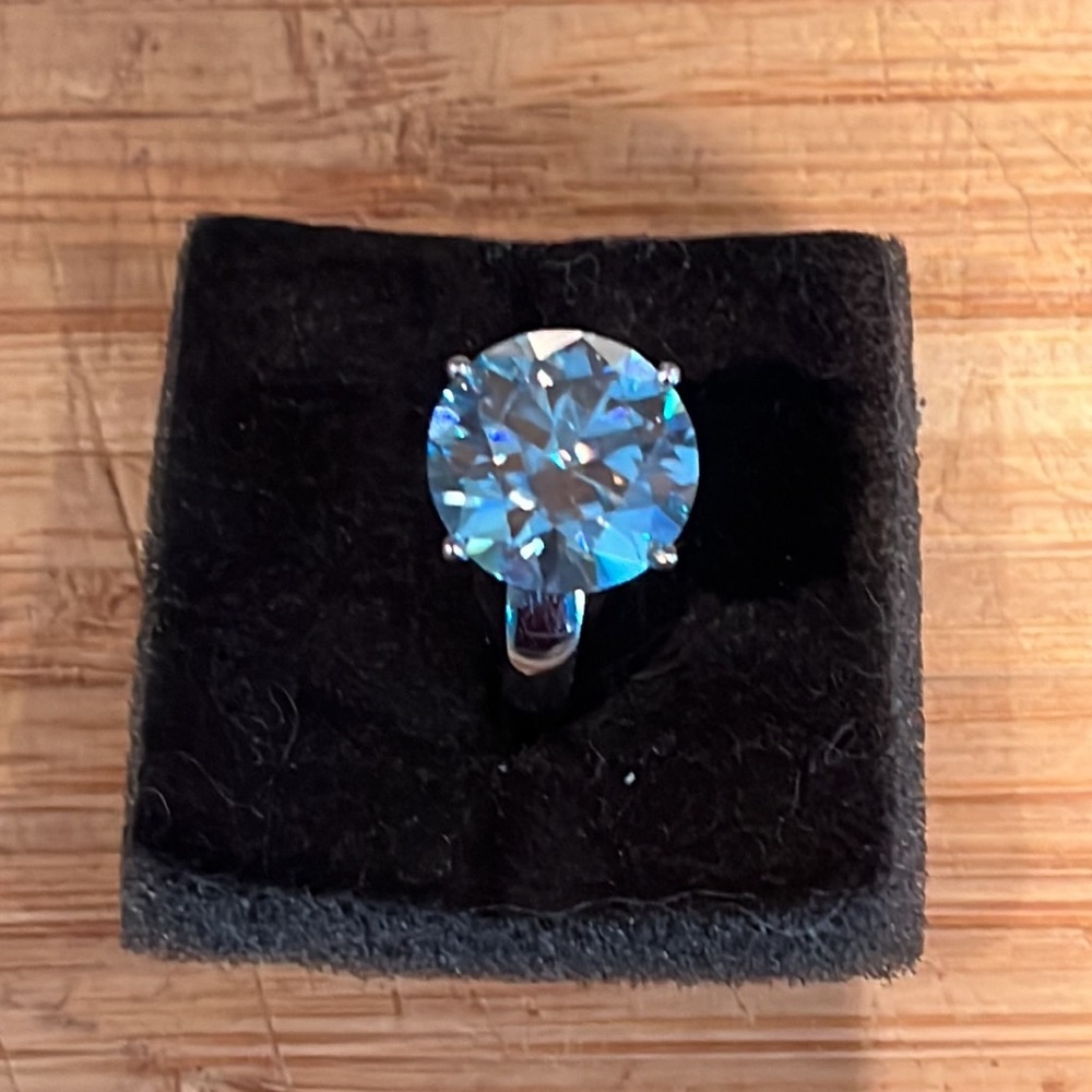 9.14 Ct Ice Blue Moissanite Ring set in 925 silver band. - Picture 5 of 12